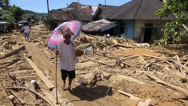 Sisa terjangan banjir bandang di Sumatera